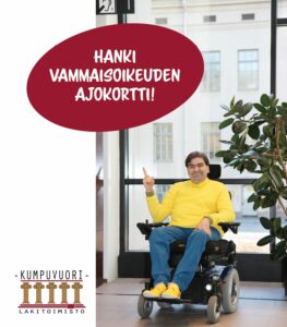 Lakimies Jukka Kumpuvuori, jolla on keltainen paita ja keltaiset kengät istuu sähöpyörätuolissa ja osoittaa sormella piirrettyä ympyrää, jossa lukee "hanki vammaisoikeuden ajokortti""