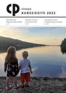 CP-liiton kurssiesite 2022, kuvassa kaksi lasta käsi kädessä järven rannalla selin katsojaan. Kurssiesite ei ole saavutettava. 