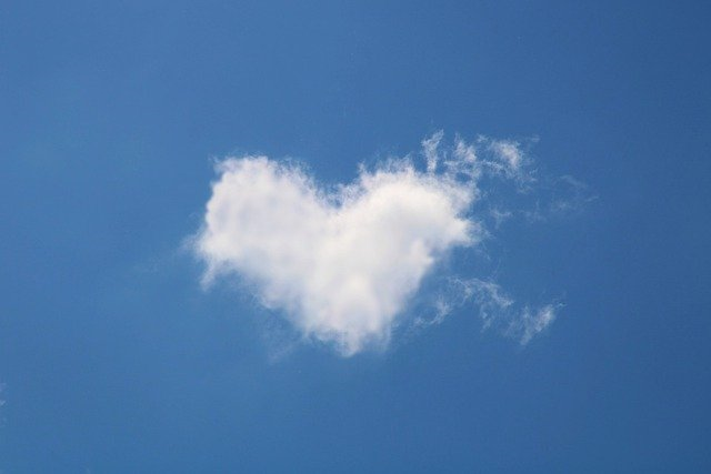 Sinisellä taivaalla sydämen muotoinen pilvi