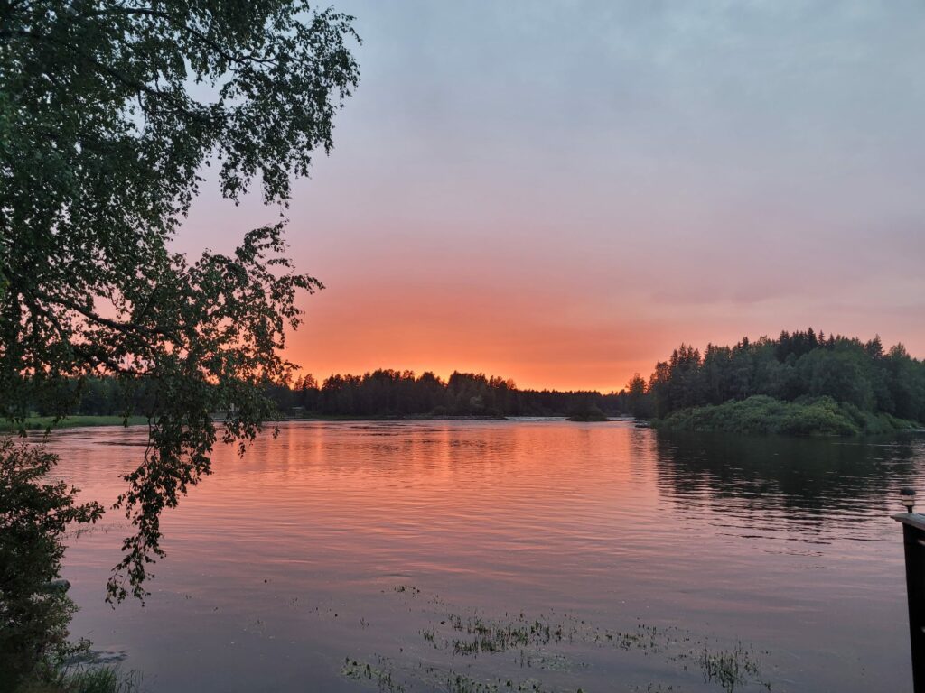 auringonlasku järvimaisemissa