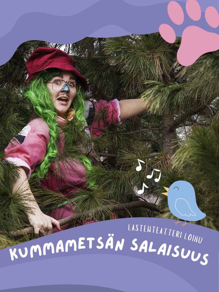 Lastenteatteri Loihun esityksen Kummametsän salaisuus juliste, jossa vihreään peruukkin pukeutunut peikkomainen hahmo jolla on punainen hattu kurkkii havupuun siimeksestä.
