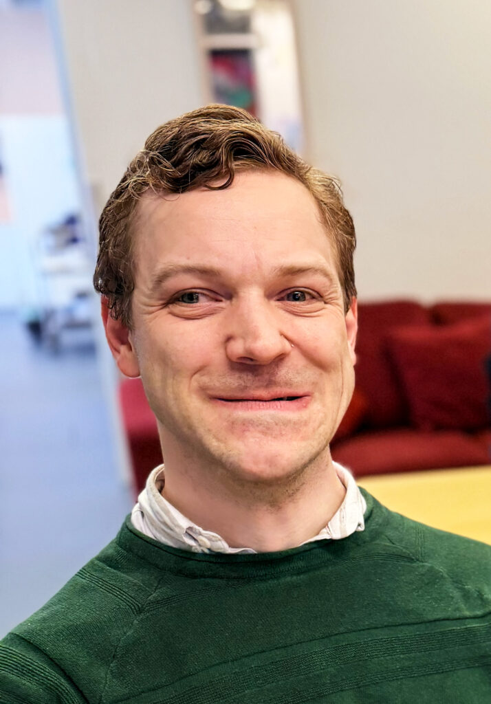 Joel Lamsijärven kasvokuva. Joelilla on lyhyet ruskeat hiukset ja vihreä neule.